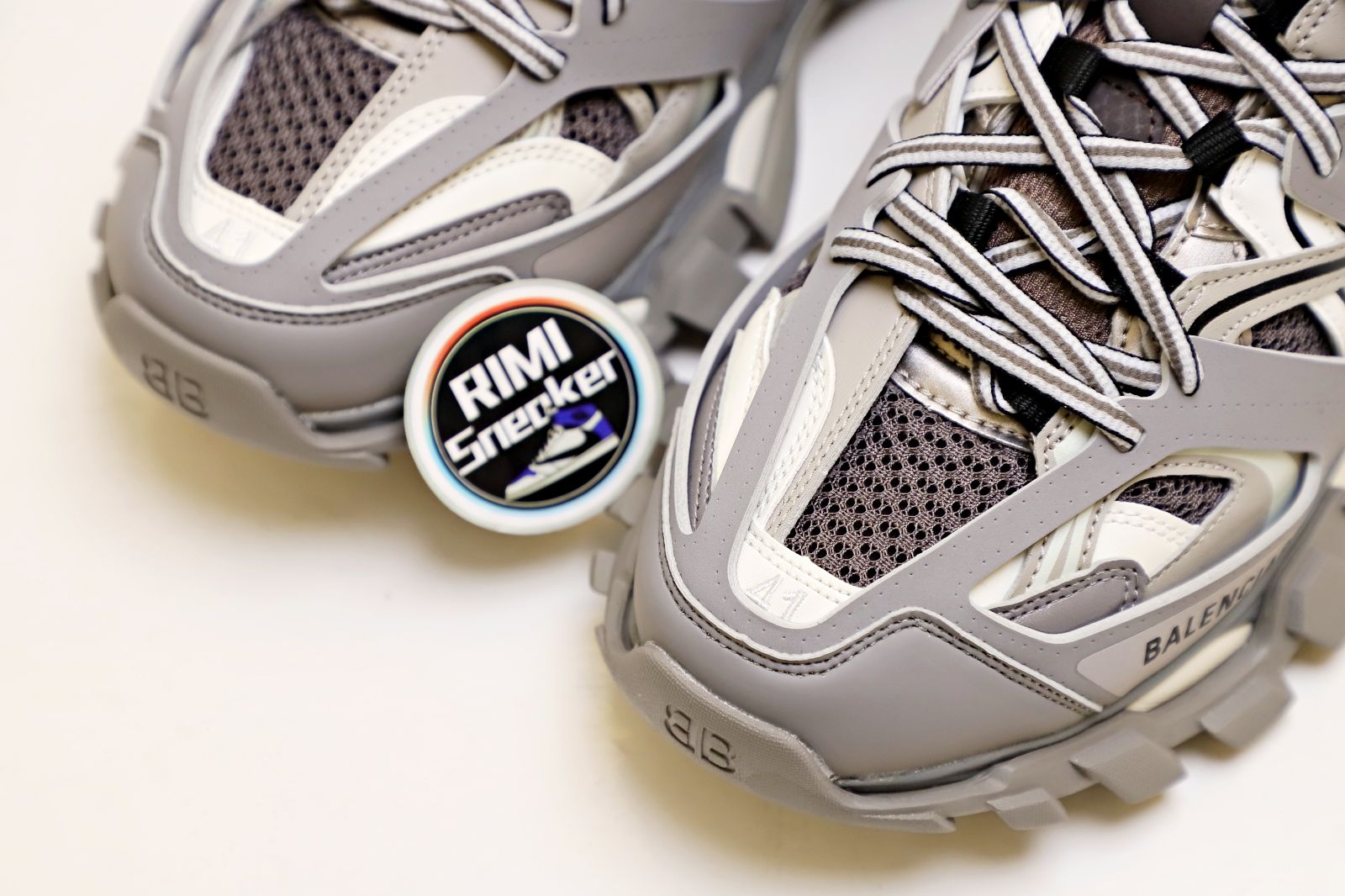Ba*len*cia*ga all sizes still in stock! please contact customer service on imessage/whatsapp to purchase! track trainer