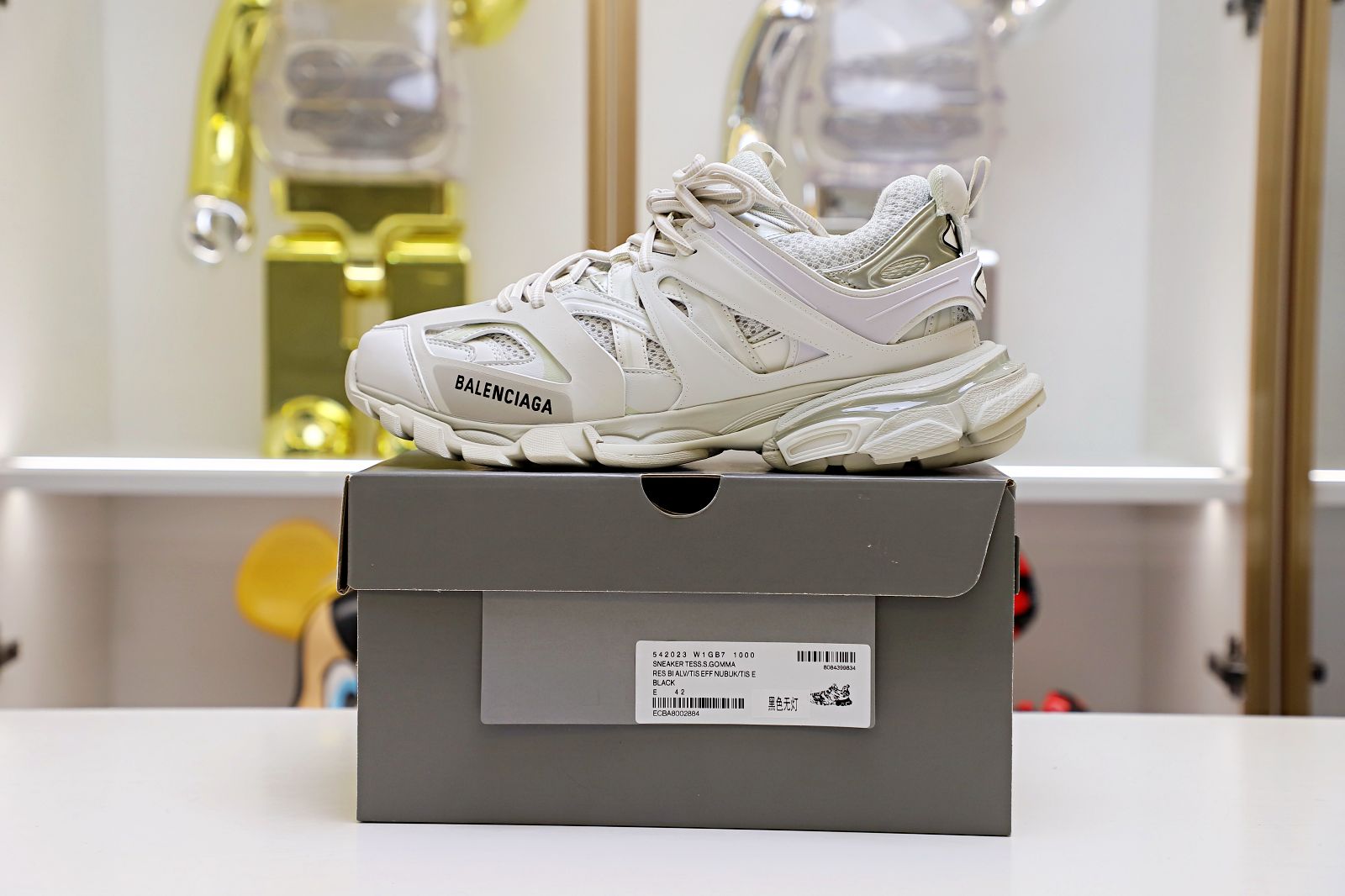 Ba*len*cia*ga all sizes still in stock! please contact customer service on imessage/whatsapp to purchase! track trainer white