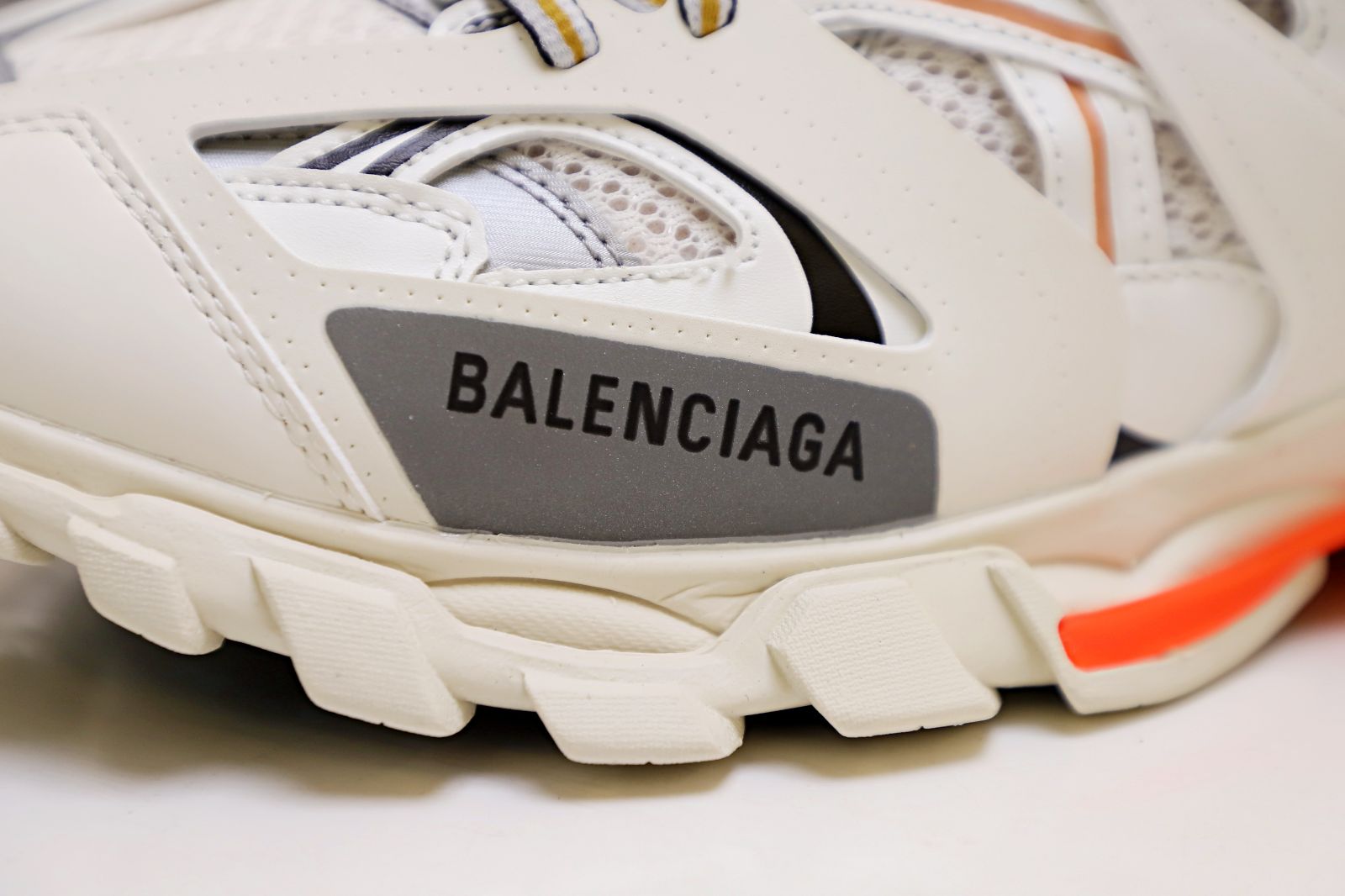 Ba*len*cia*ga all sizes still in stock! please contact customer service on imessage/whatsapp to purchase! track trainer white orange