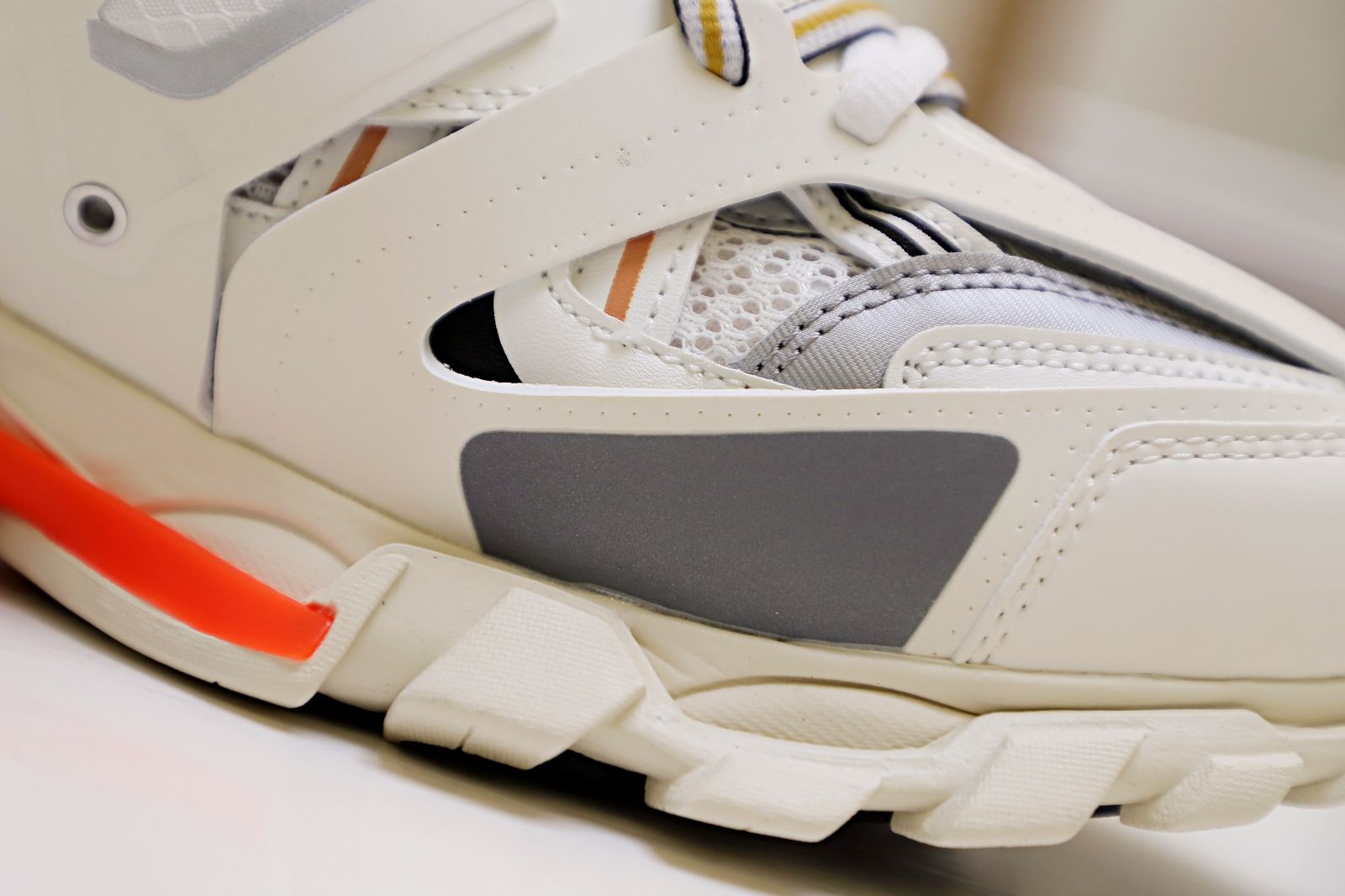 Ba*len*cia*ga all sizes still in stock! please contact customer service on imessage/whatsapp to purchase! track trainer white orange