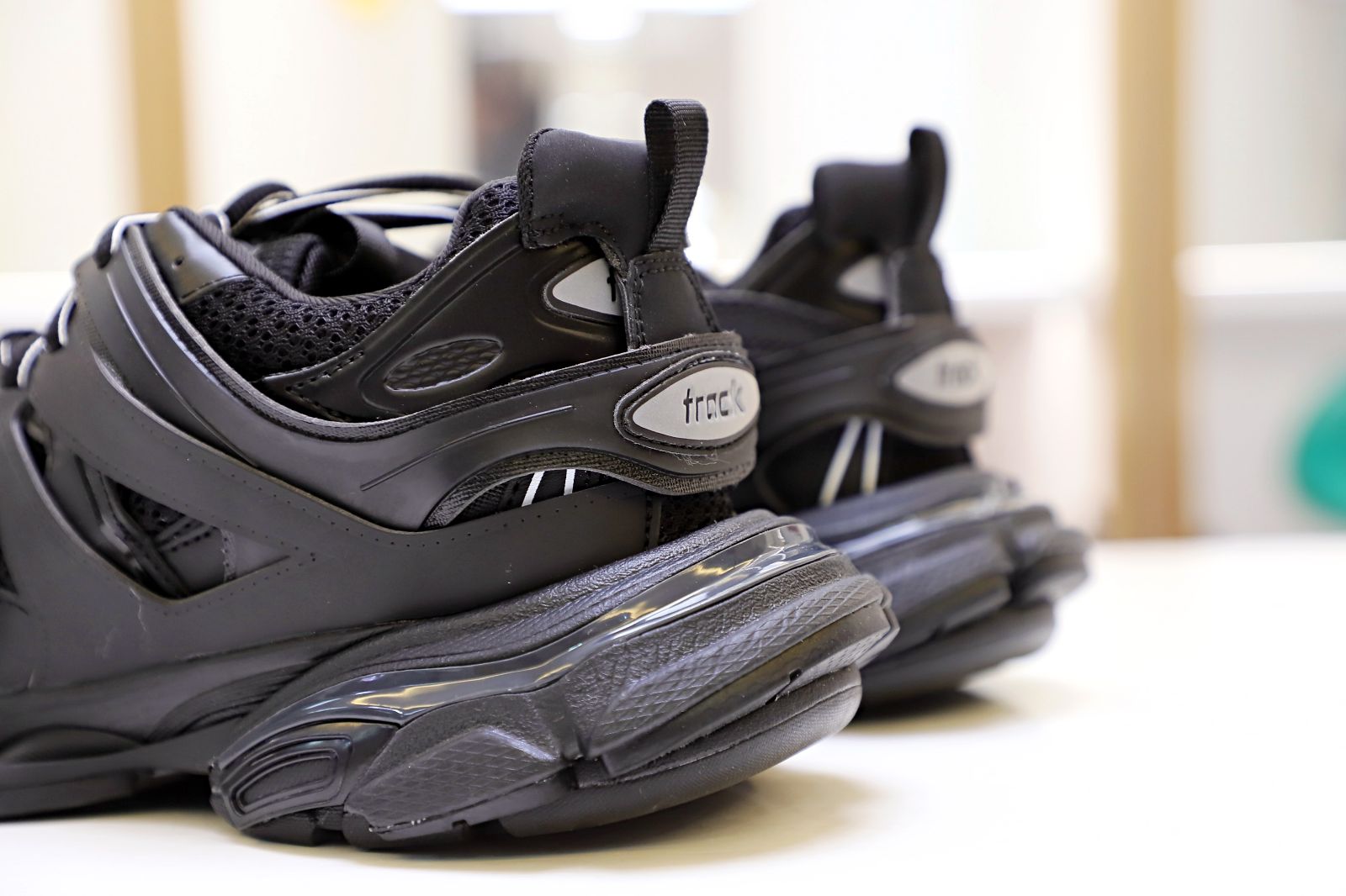 Ba*len*cia*ga all sizes still in stock! please contact customer service on imessage/whatsapp to purchase! track trainer black
