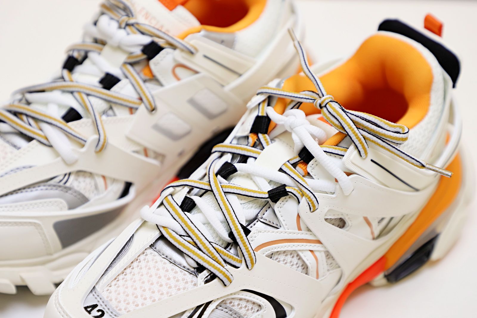 Ba*len*cia*ga all sizes still in stock! please contact customer service on imessage/whatsapp to purchase! track trainer white orange