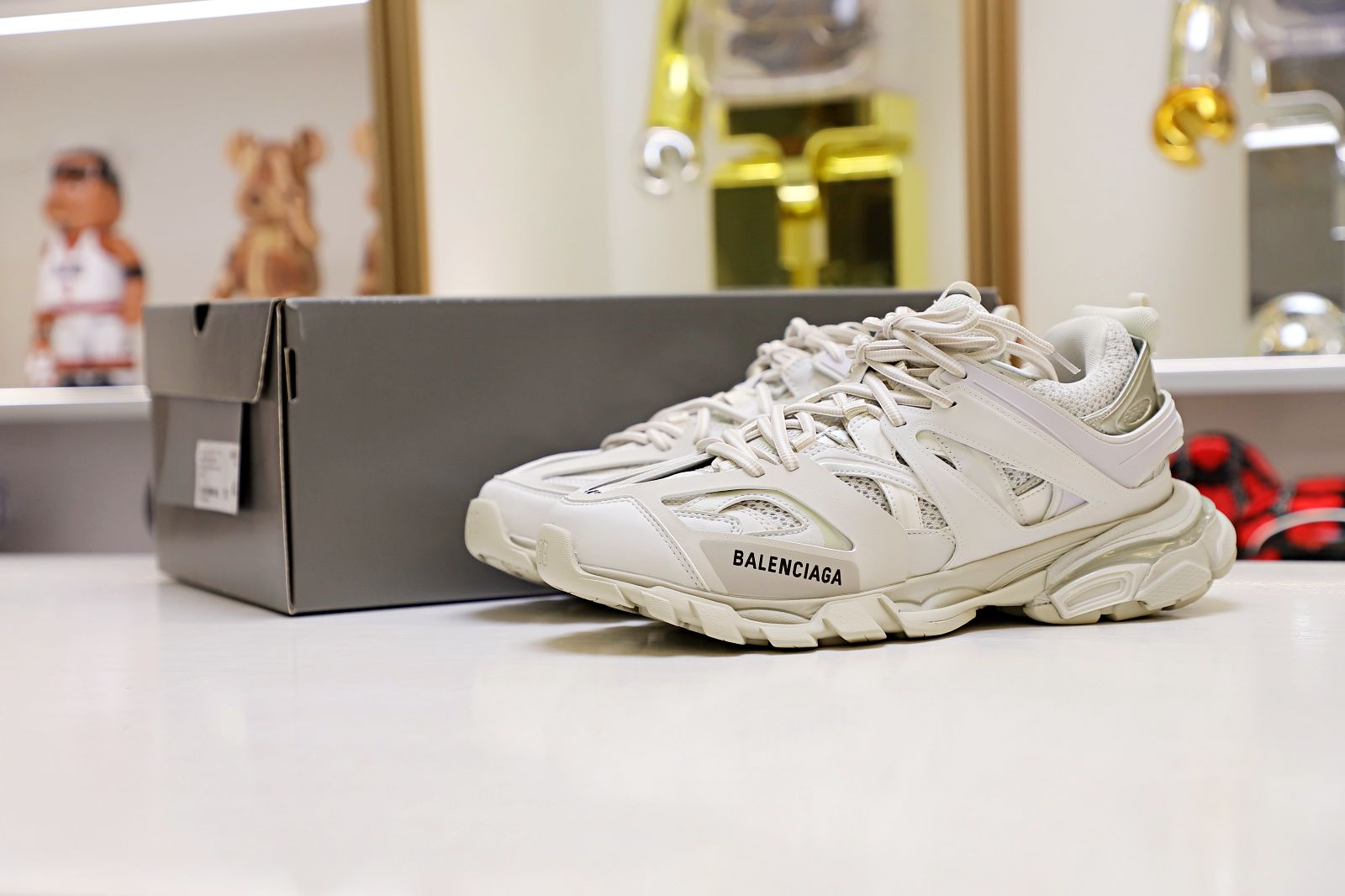 Ba*len*cia*ga all sizes still in stock! please contact customer service on imessage/whatsapp to purchase! track trainer white