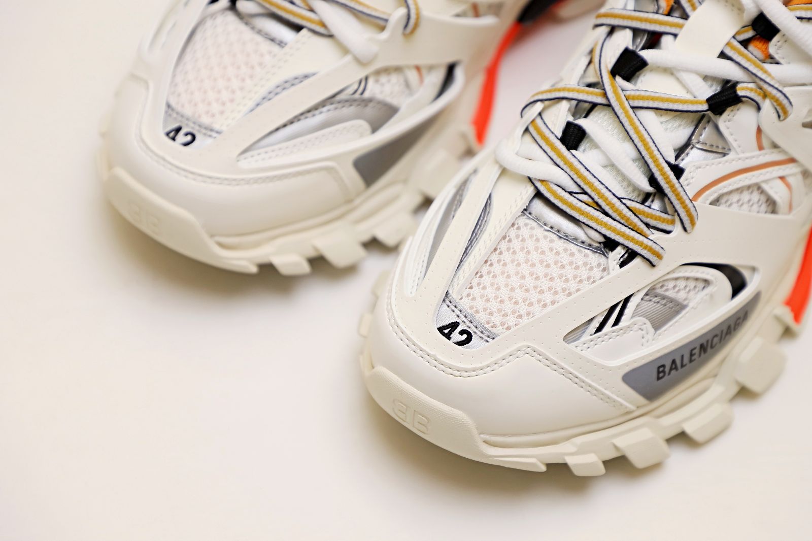 Ba*len*cia*ga all sizes still in stock! please contact customer service on imessage/whatsapp to purchase! track trainer white orange