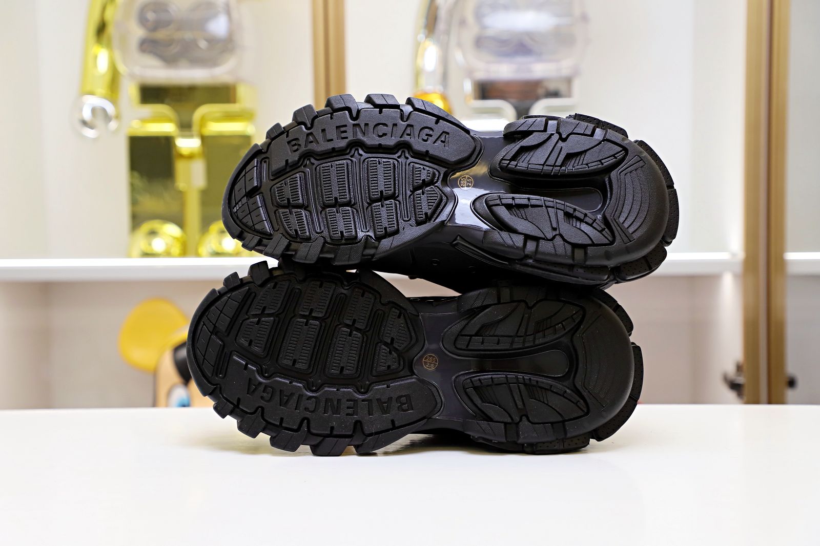 Ba*len*cia*ga all sizes still in stock! please contact customer service on imessage/whatsapp to purchase! track trainer black