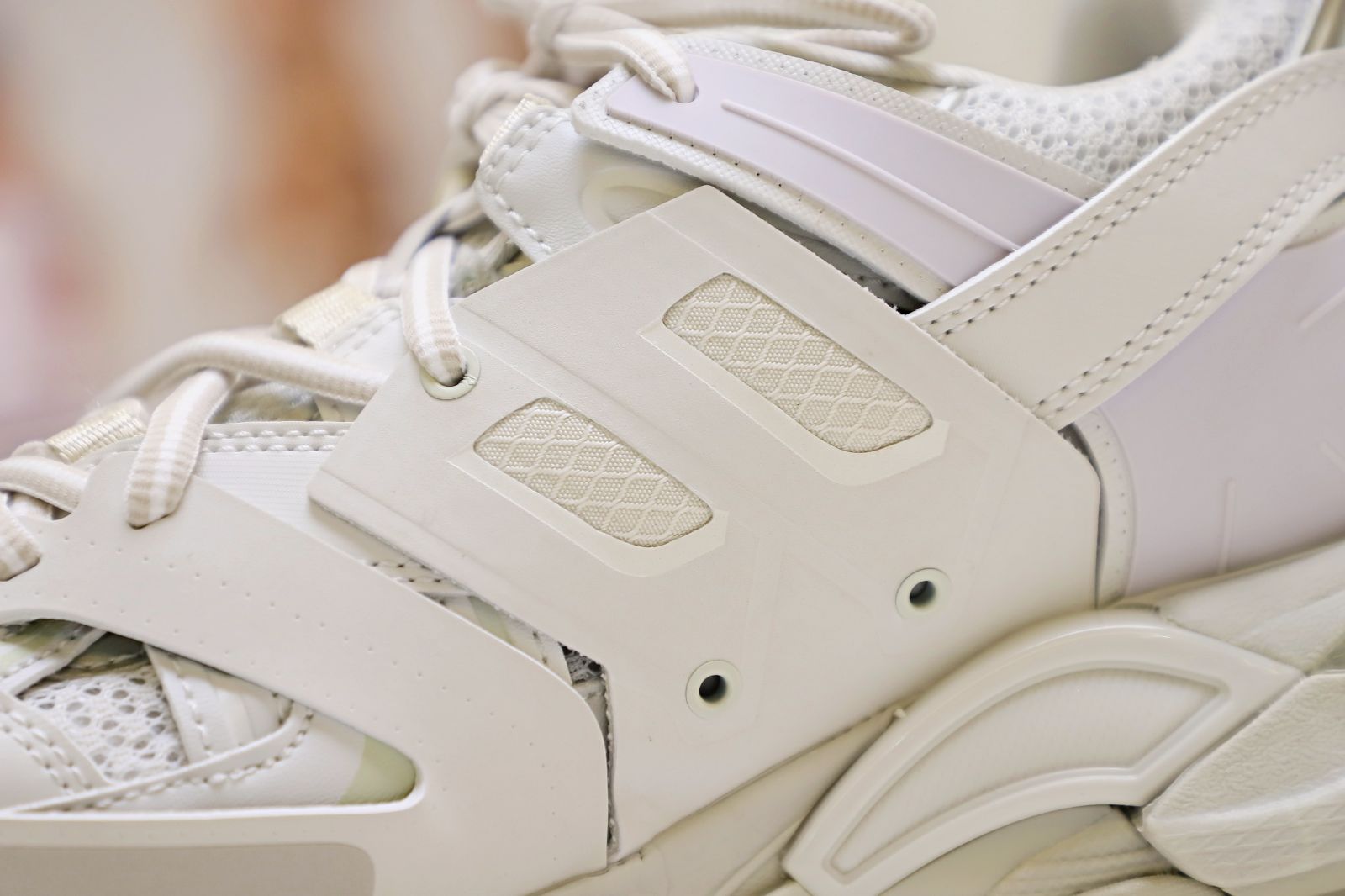 Ba*len*cia*ga all sizes still in stock! please contact customer service on imessage/whatsapp to purchase! track trainer white