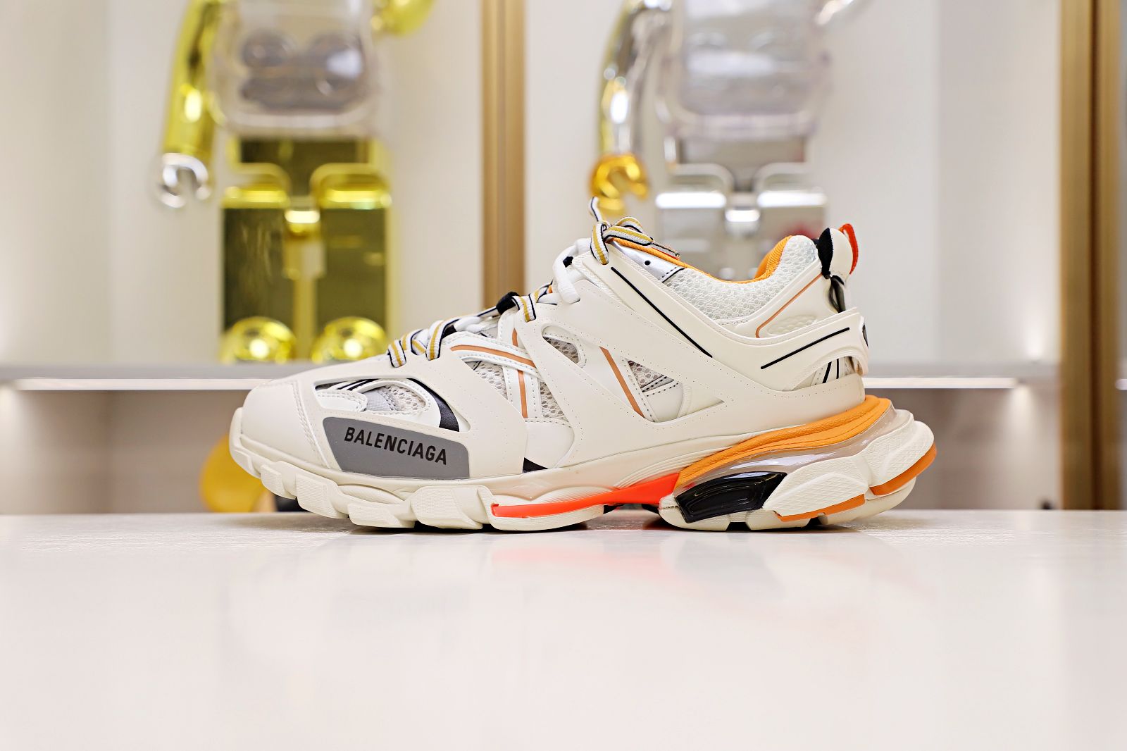 Ba*len*cia*ga all sizes still in stock! please contact customer service on imessage/whatsapp to purchase! track trainer white orange