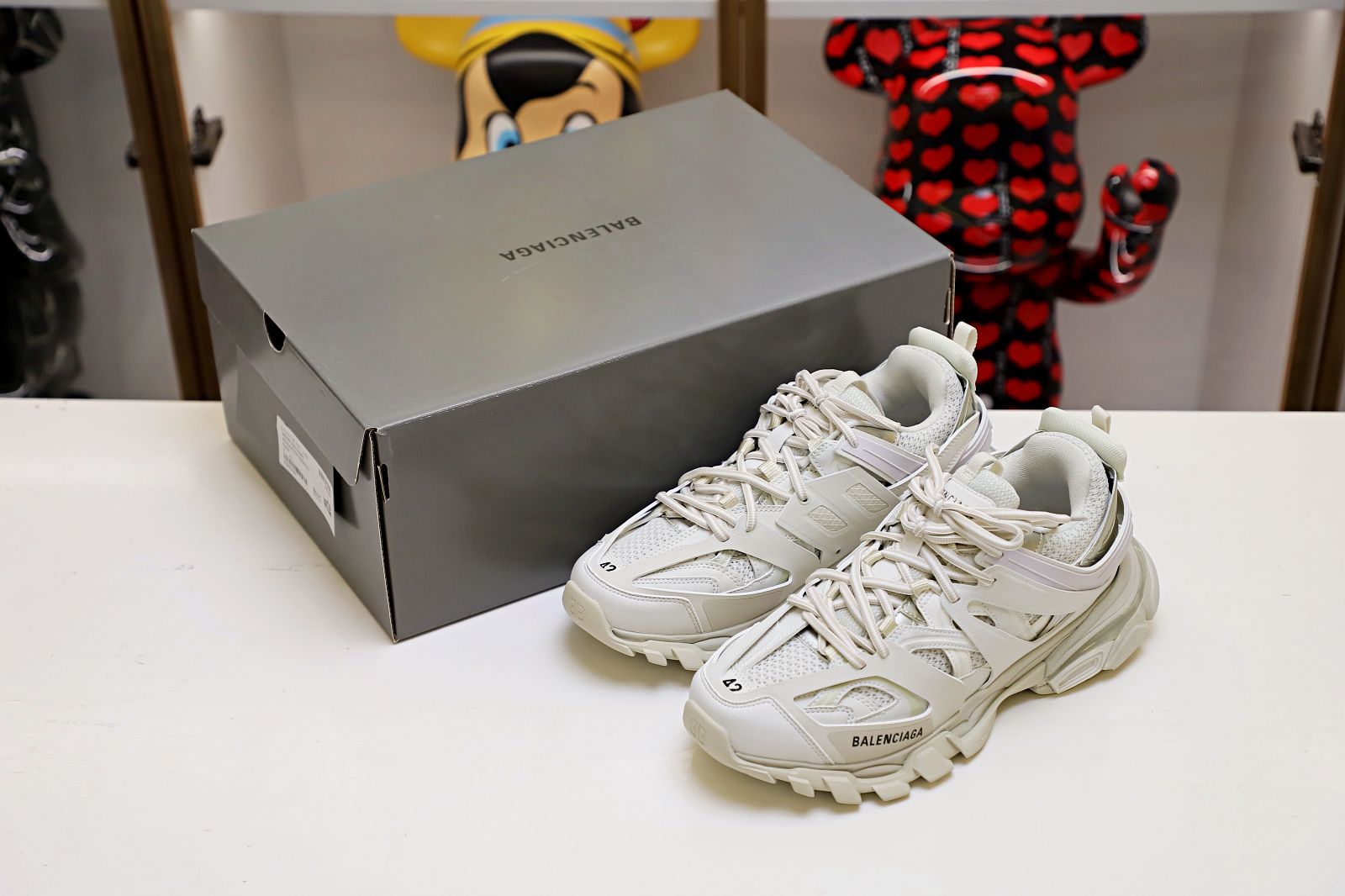 Ba*len*cia*ga all sizes still in stock! please contact customer service on imessage/whatsapp to purchase! track trainer white