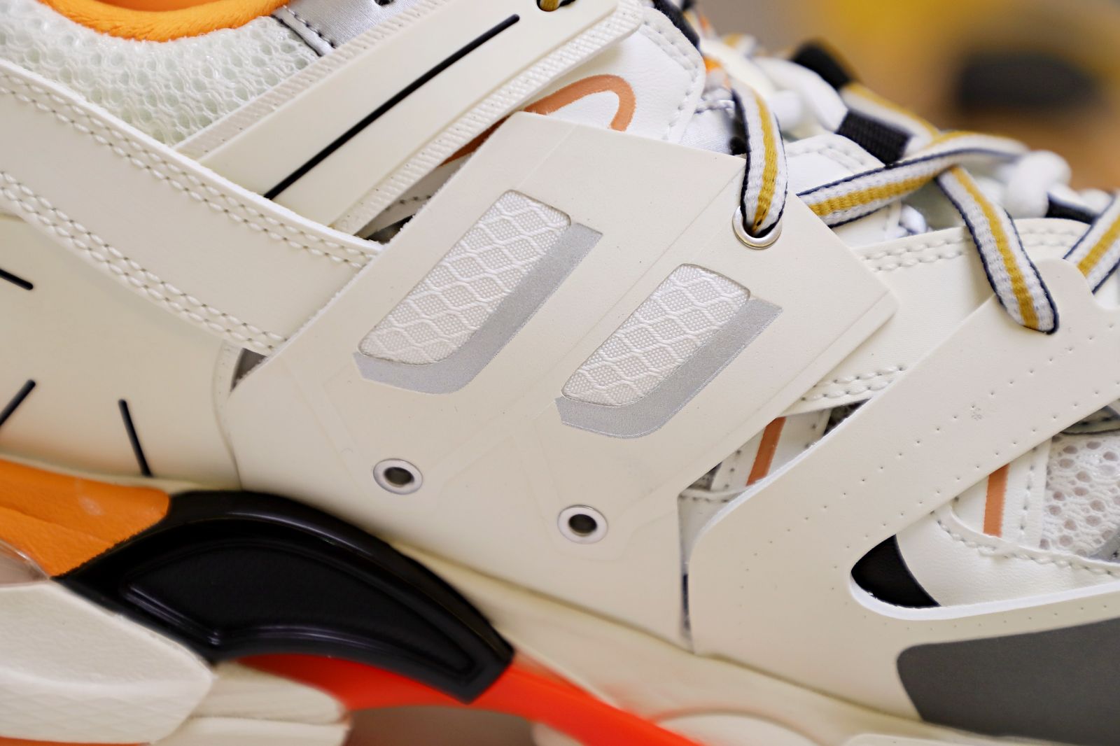 Ba*len*cia*ga all sizes still in stock! please contact customer service on imessage/whatsapp to purchase! track trainer white orange