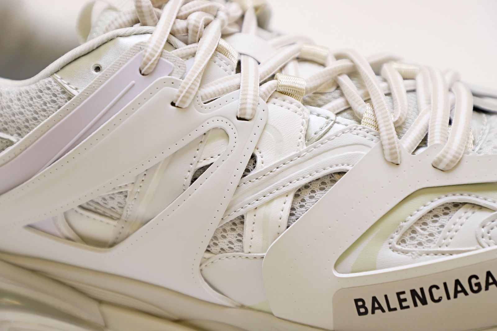 Ba*len*cia*ga all sizes still in stock! please contact customer service on imessage/whatsapp to purchase! track trainer white