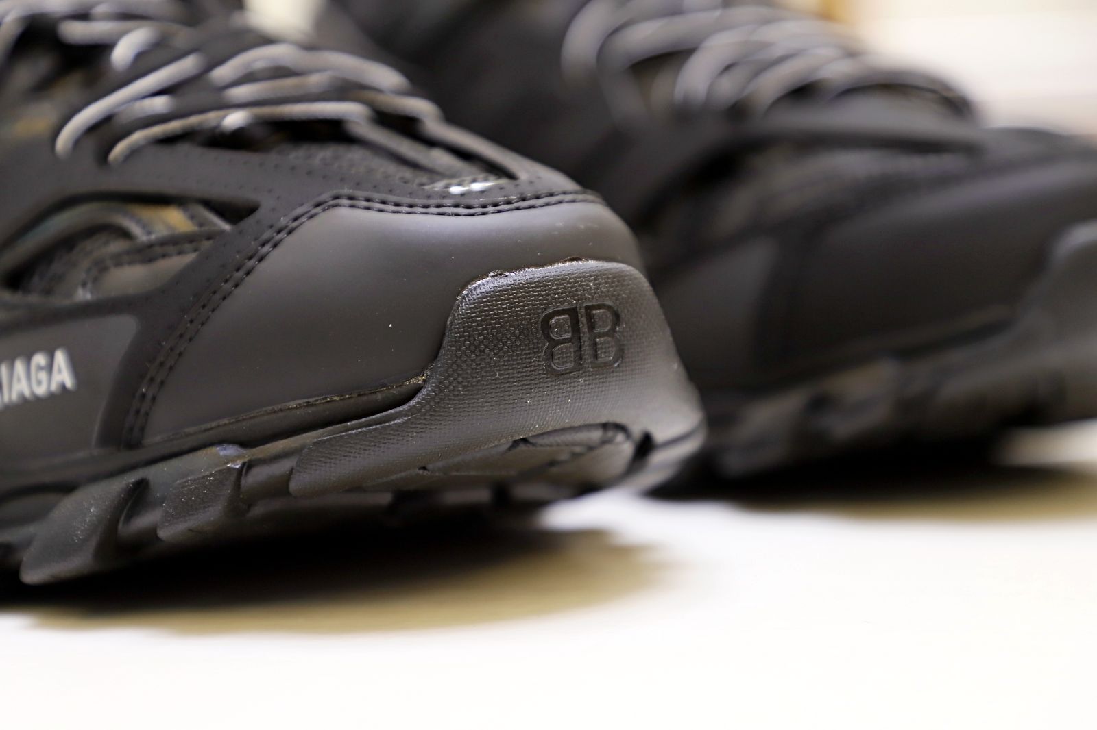 Ba*len*cia*ga all sizes still in stock! please contact customer service on imessage/whatsapp to purchase! track trainer black
