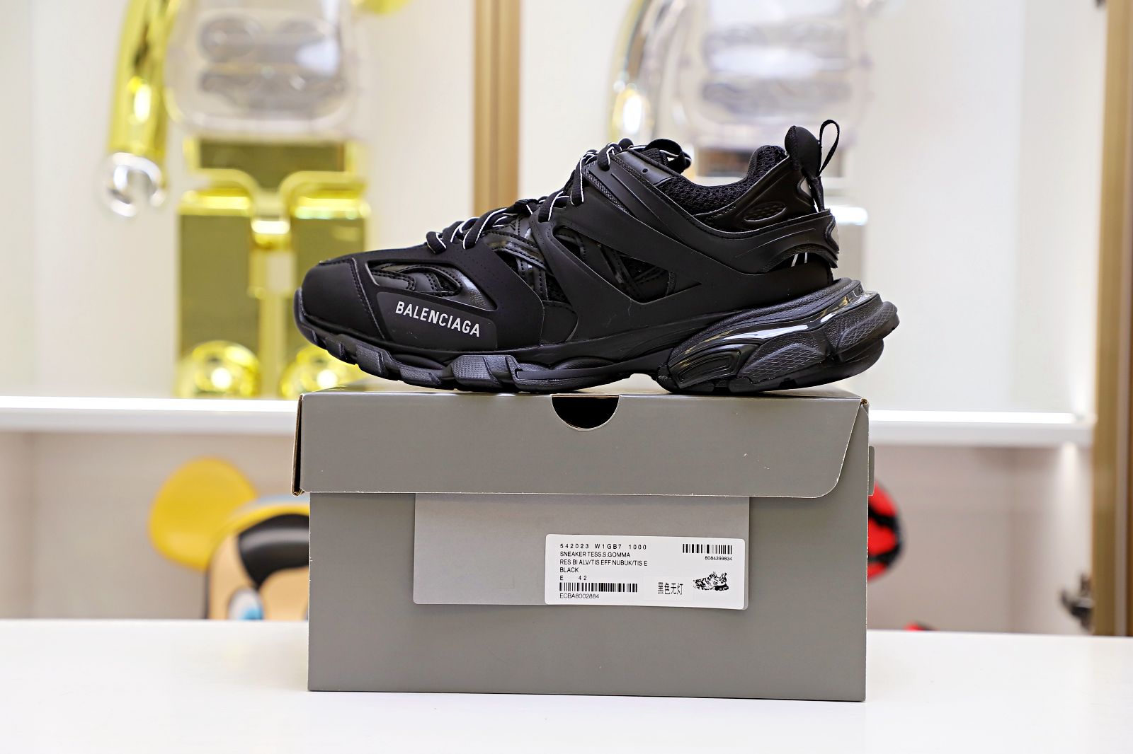 Ba*len*cia*ga all sizes still in stock! please contact customer service on imessage/whatsapp to purchase! track trainer black