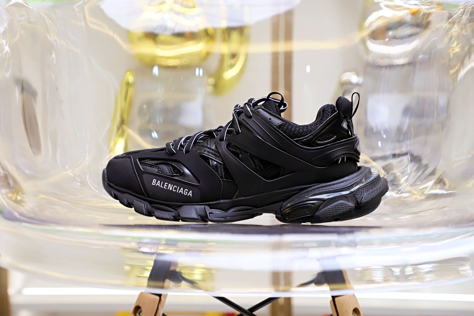 Ba*len*cia*ga all sizes still in stock! please contact customer service on imessage/whatsapp to purchase! track trainer black