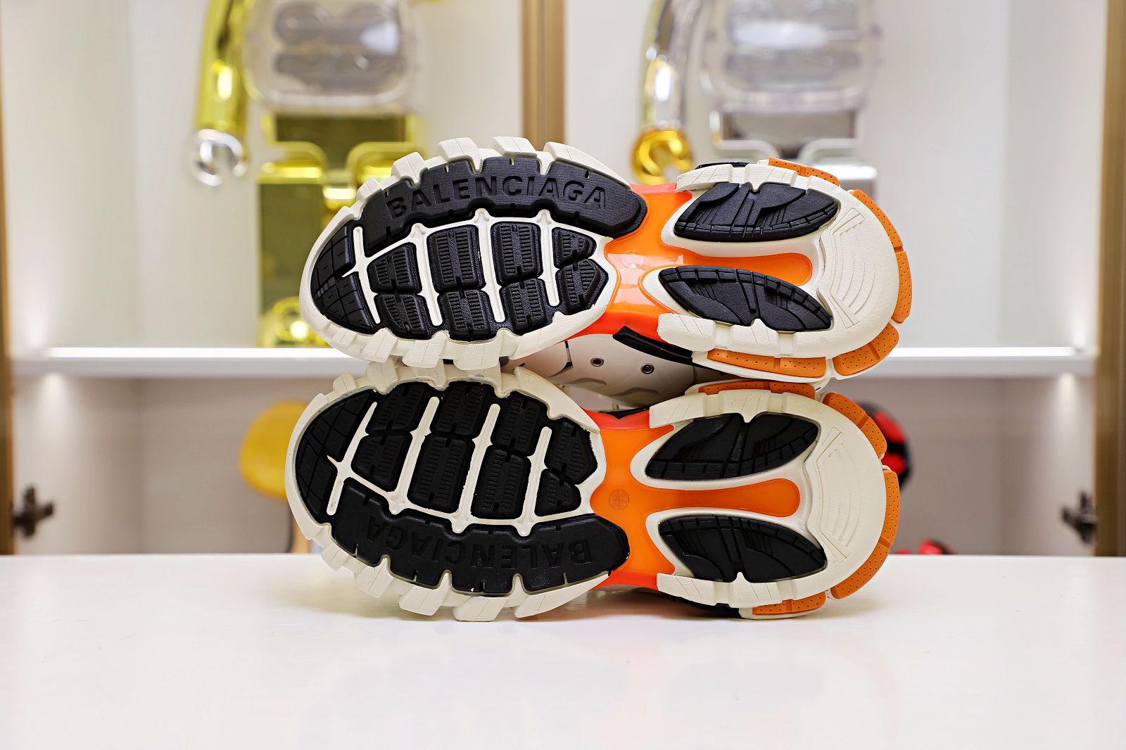 Ba*len*cia*ga all sizes still in stock! please contact customer service on imessage/whatsapp to purchase! track trainer white orange