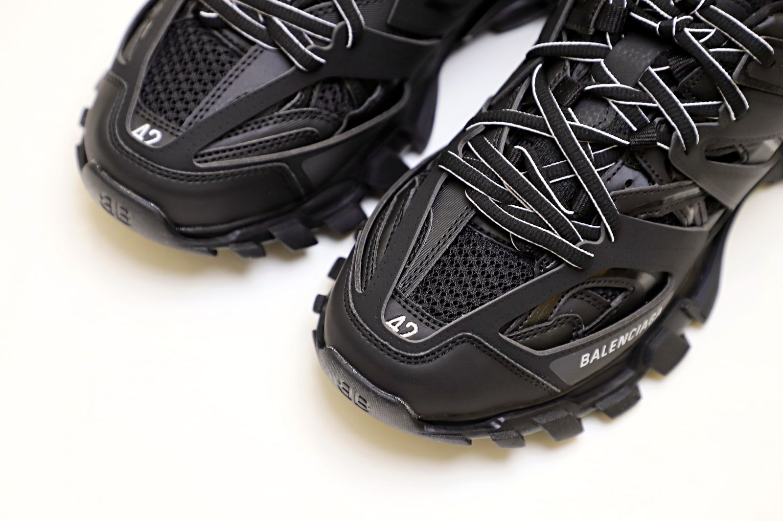 Ba*len*cia*ga all sizes still in stock! please contact customer service on imessage/whatsapp to purchase! track trainer black