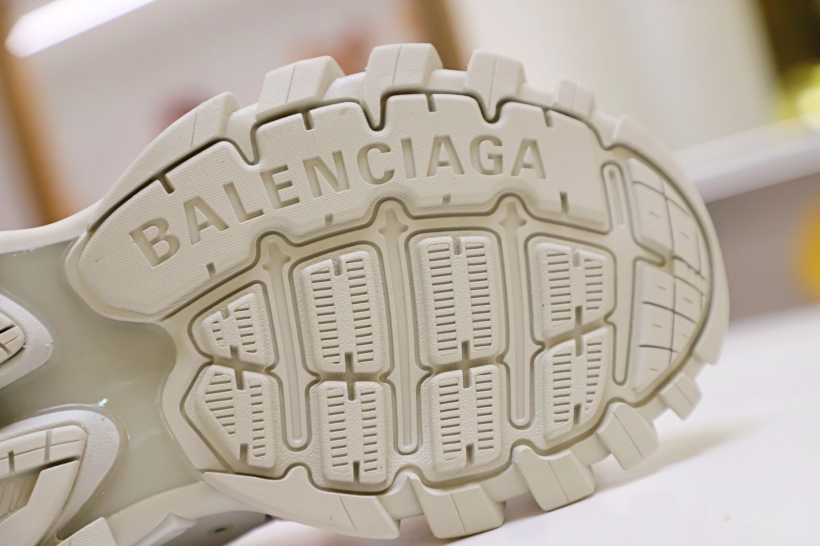 Ba*len*cia*ga all sizes still in stock! please contact customer service on imessage/whatsapp to purchase! track trainer white