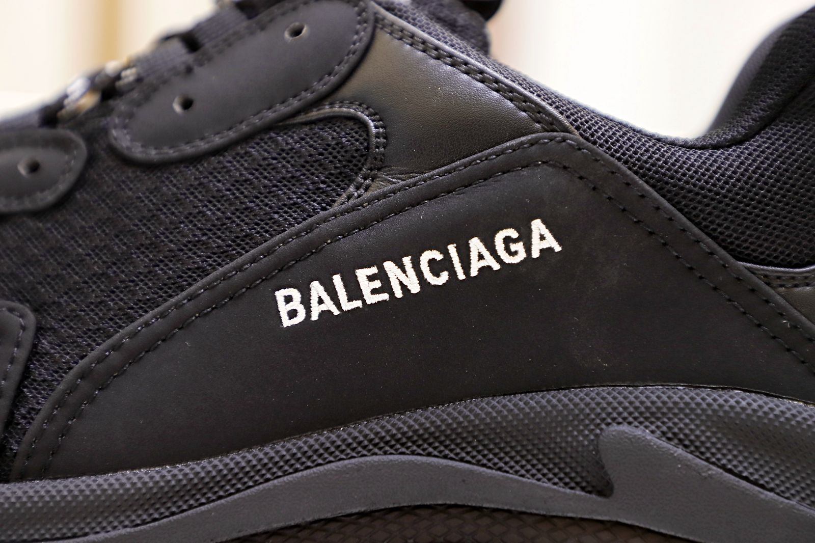 Ba*len*cia*ga all sizes still in stock! please contact customer service on imessage/whatsapp to purchase! triple s black
