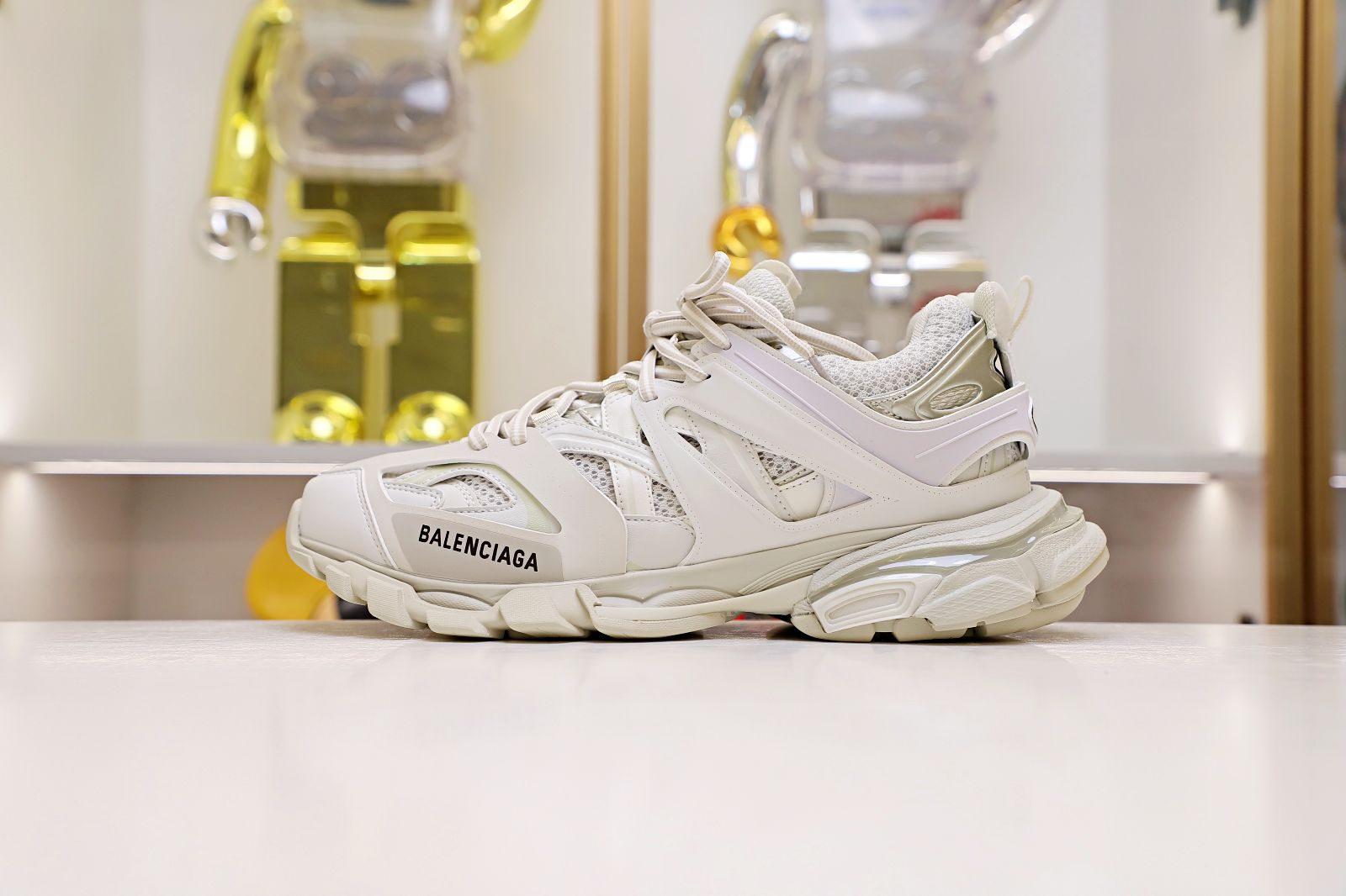 Ba*len*cia*ga all sizes still in stock! please contact customer service on imessage/whatsapp to purchase! track trainer white