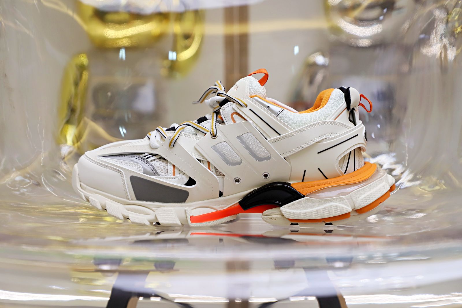 Ba*len*cia*ga all sizes still in stock! please contact customer service on imessage/whatsapp to purchase! track trainer white orange