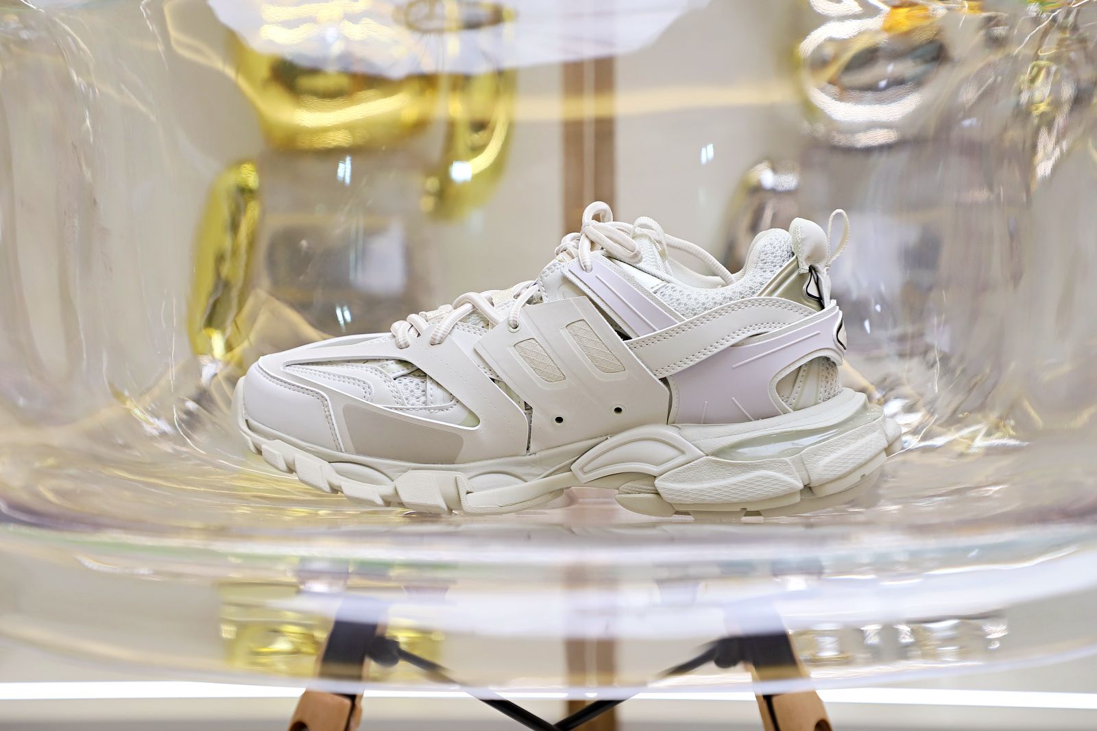 Ba*len*cia*ga all sizes still in stock! please contact customer service on imessage/whatsapp to purchase! track trainer white