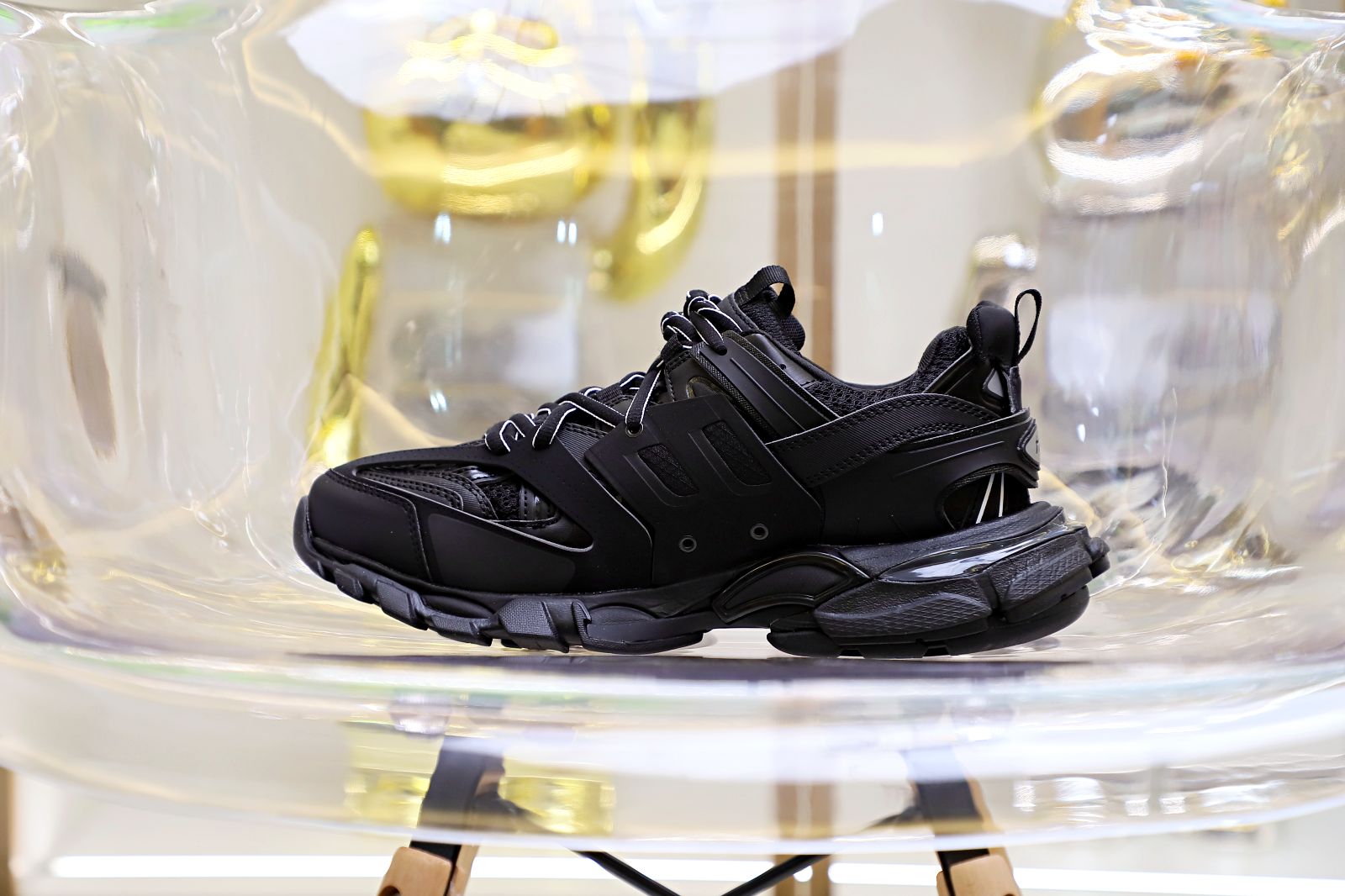 Ba*len*cia*ga all sizes still in stock! please contact customer service on imessage/whatsapp to purchase! track trainer black