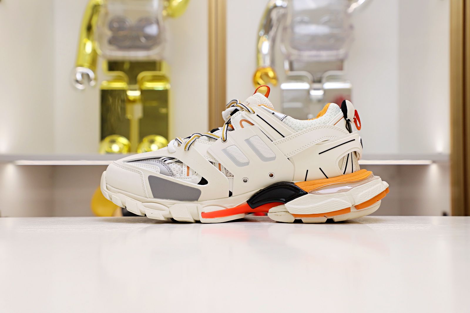 Ba*len*cia*ga all sizes still in stock! please contact customer service on imessage/whatsapp to purchase! track trainer white orange