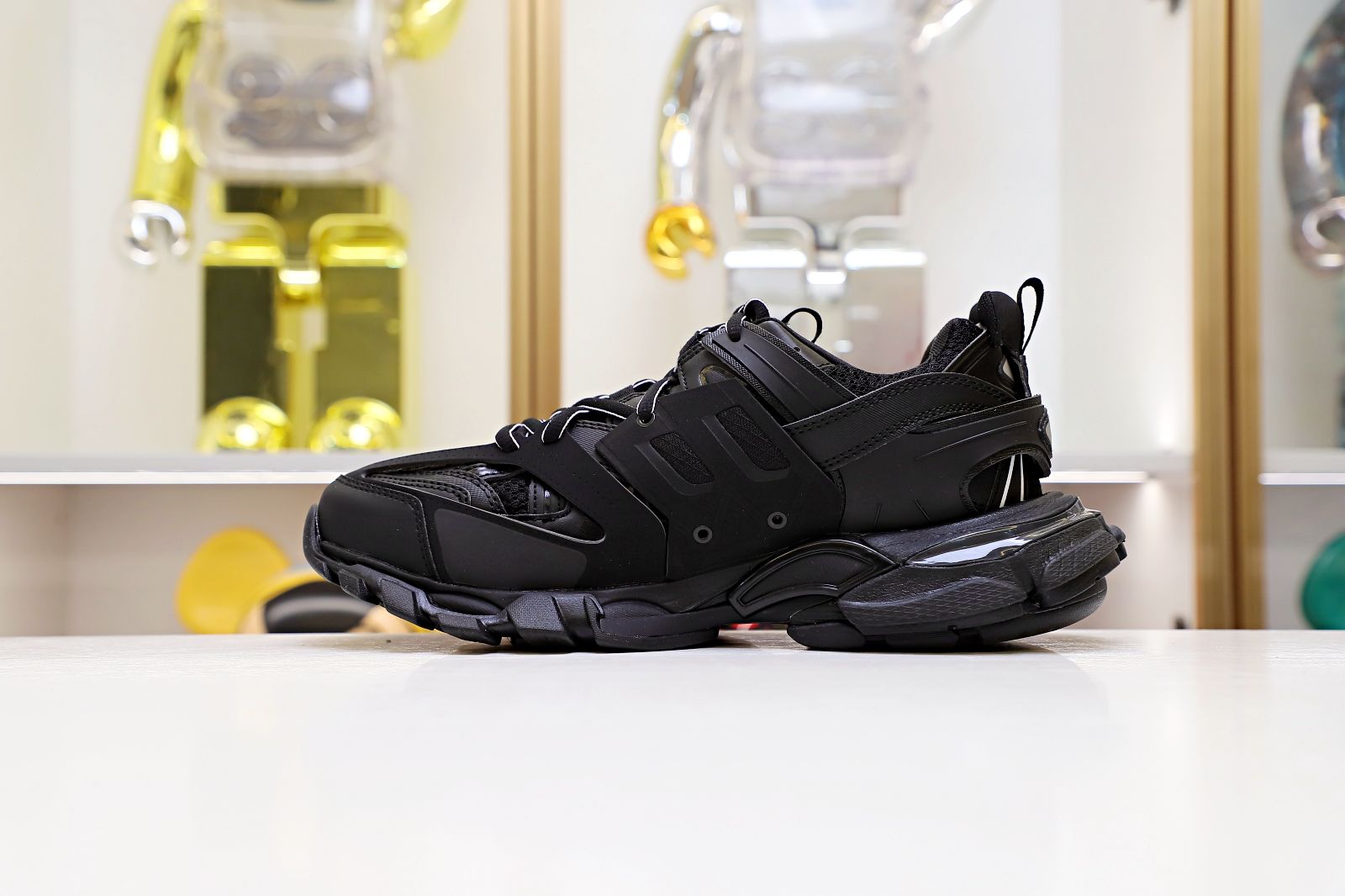 Ba*len*cia*ga all sizes still in stock! please contact customer service on imessage/whatsapp to purchase! track trainer black