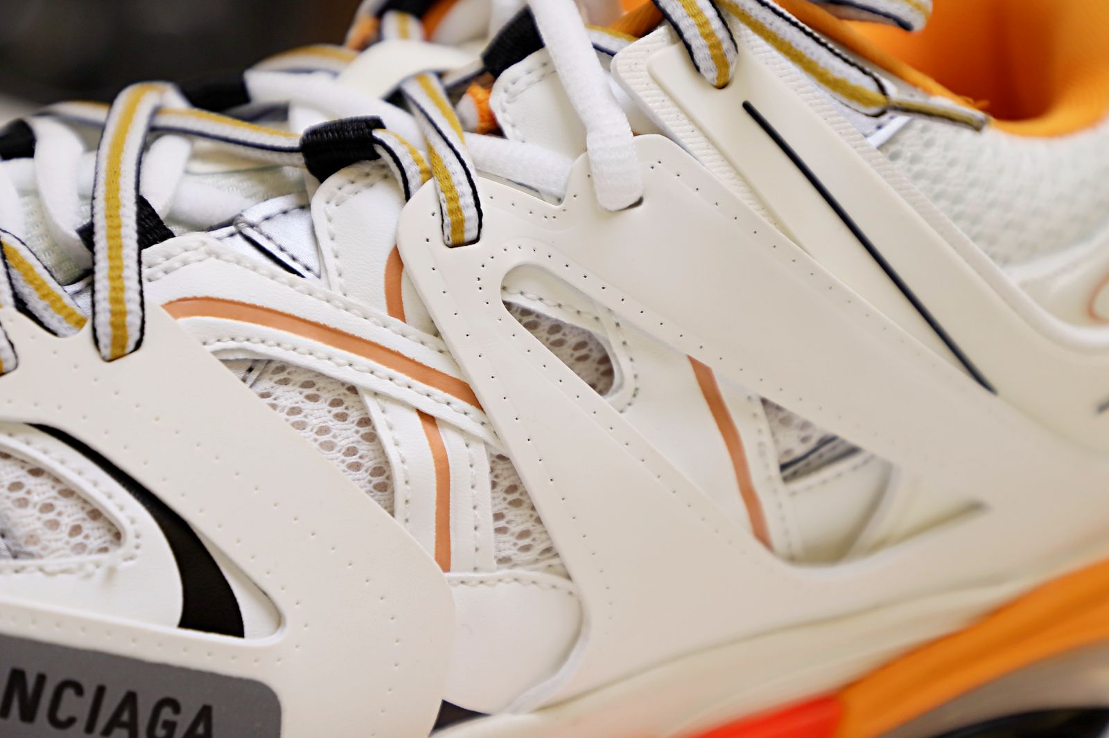 Ba*len*cia*ga all sizes still in stock! please contact customer service on imessage/whatsapp to purchase! track trainer white orange