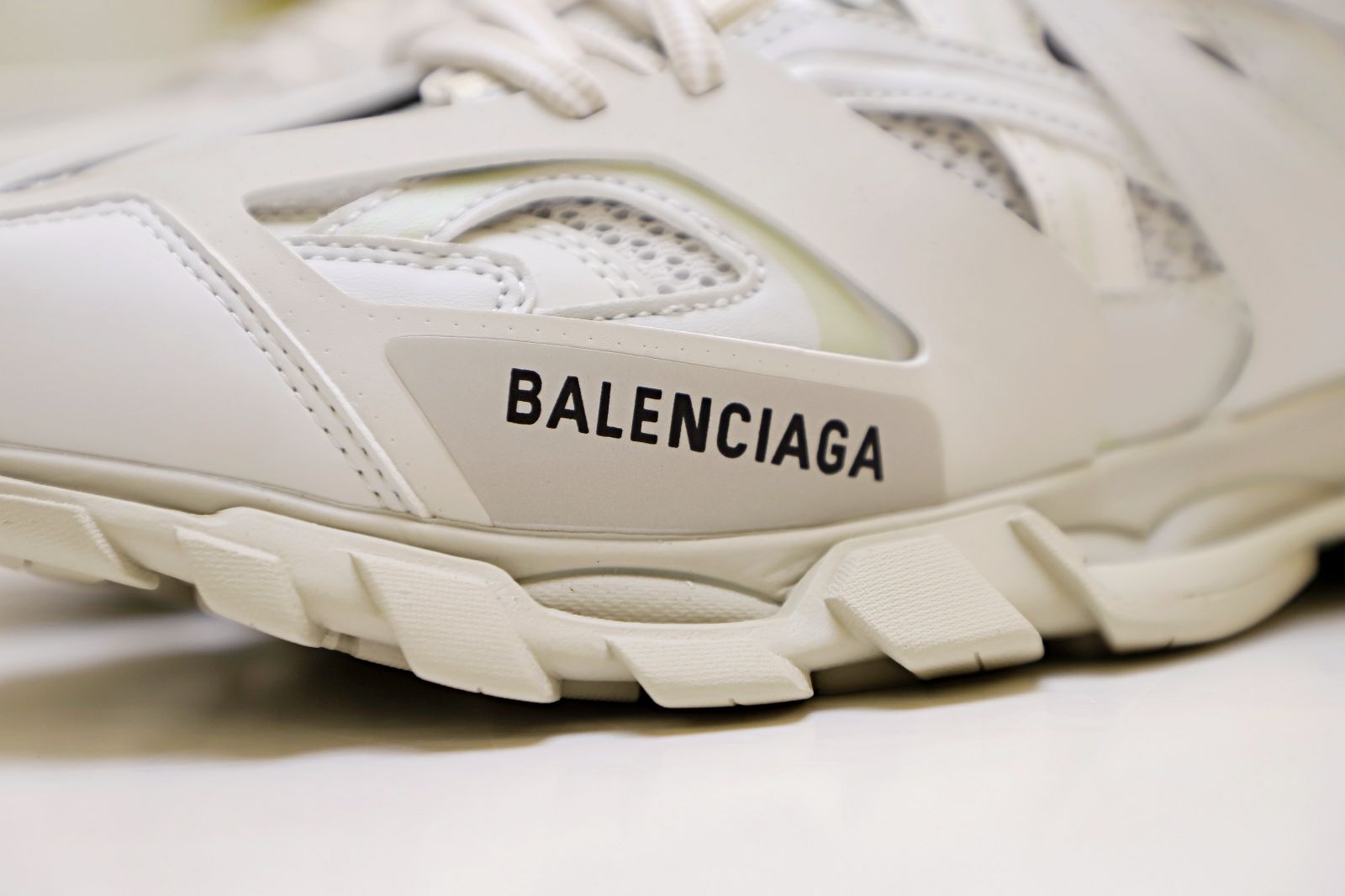 Ba*len*cia*ga all sizes still in stock! please contact customer service on imessage/whatsapp to purchase! track trainer white