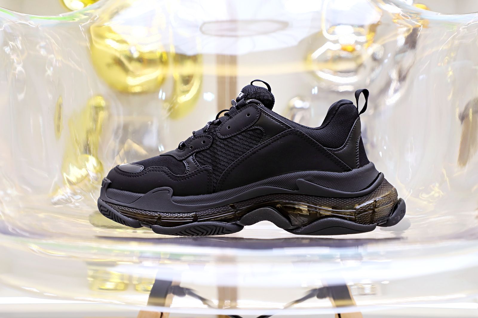 Ba*len*cia*ga all sizes still in stock! please contact customer service on imessage/whatsapp to purchase! triple s black