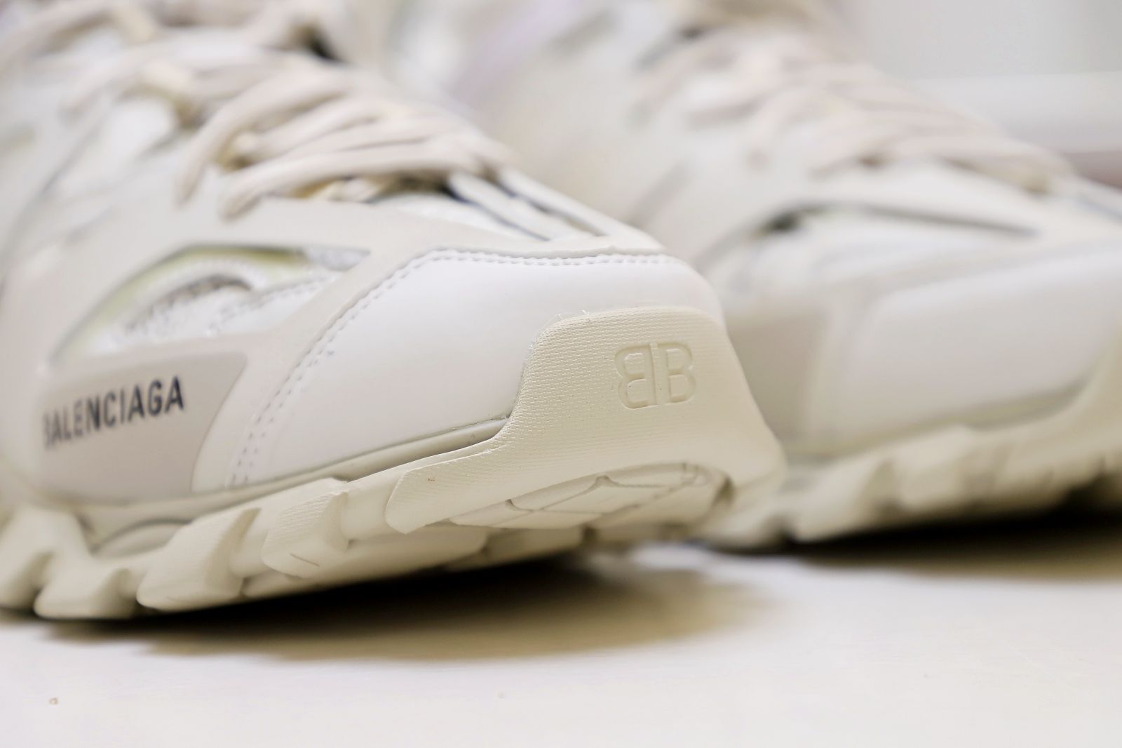 Ba*len*cia*ga all sizes still in stock! please contact customer service on imessage/whatsapp to purchase! track trainer white