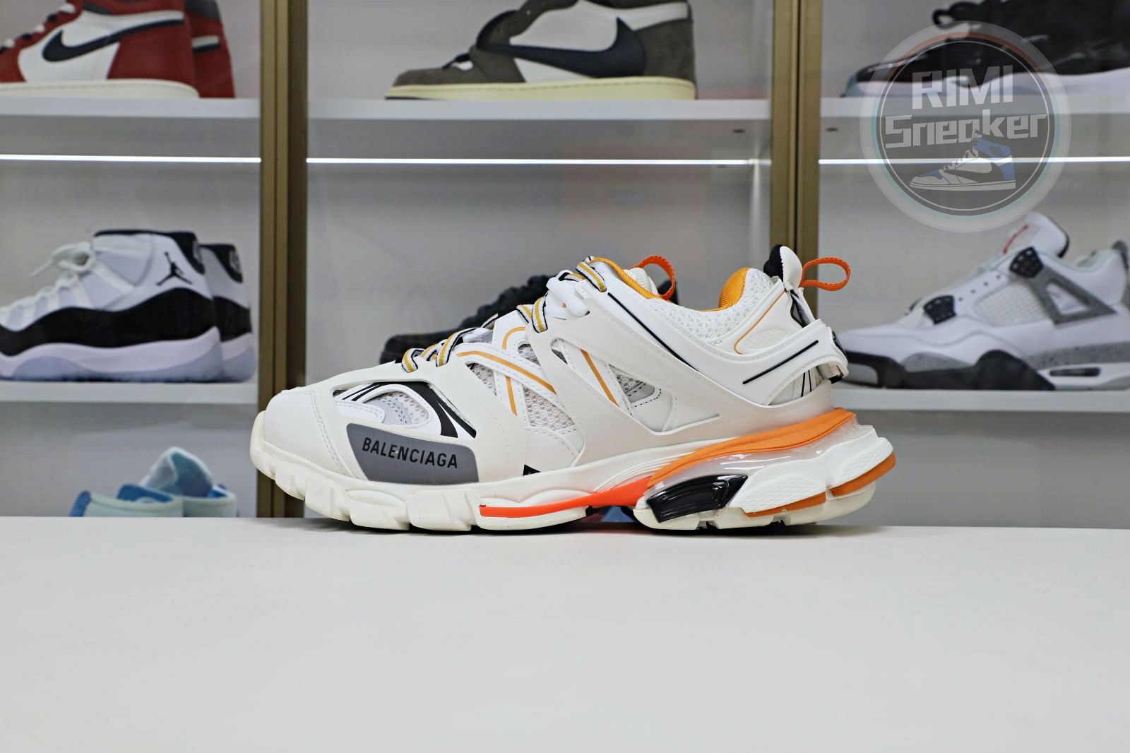 Ba*len*cia*ga all sizes still in stock