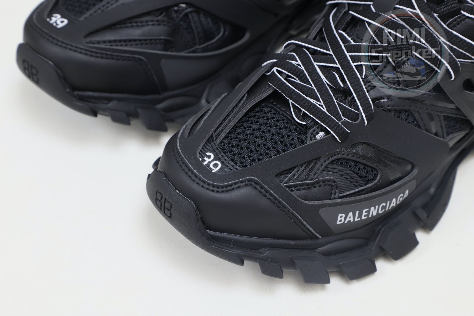 Ba*len*cia*ga all sizes still in stock