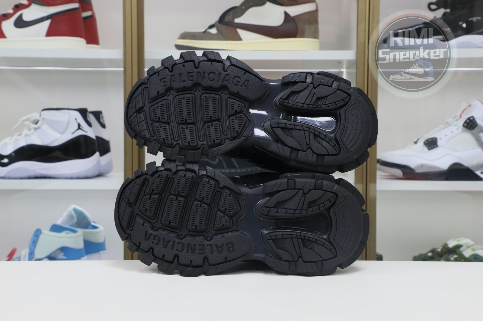 Ba*len*cia*ga all sizes still in stock