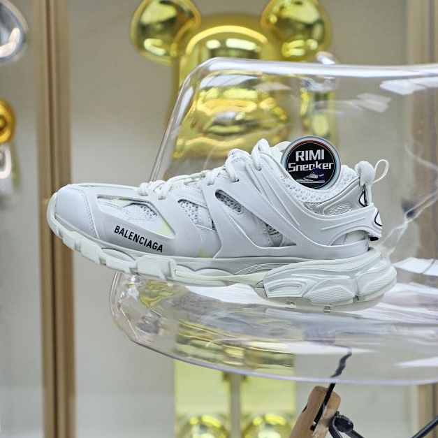 Ba*len*cia*ga all sizes still in stock